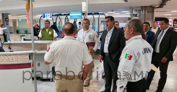 Eval&uacute;a Sergio Salom&oacute;n a agentes federales de migraci&oacute;n del AICM