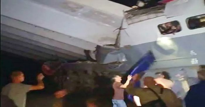Colapsa puente sobre tren en Rusia; el saldo es de siete muertos