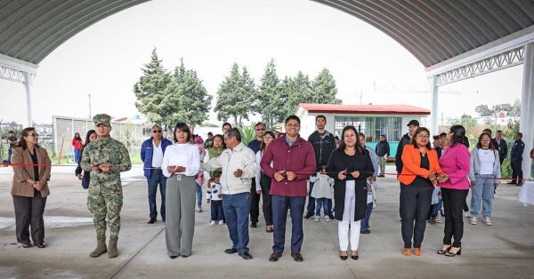 Entrega Omar Muñoz arco techo en preescolar Aquiles Serdán