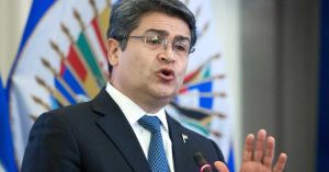 Sale de prisión expresidente de Honduras tras pedir perdón a Trump