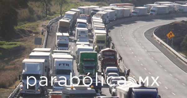 Participan transportistas en el megabloqueo en Puebla