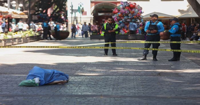 Se desvanece un hombre en el zócalo de Puebla