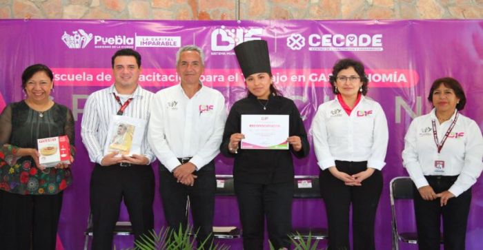 Egresan alumnos de la Escuela de Gastronomía del DIF Puebla Capital
