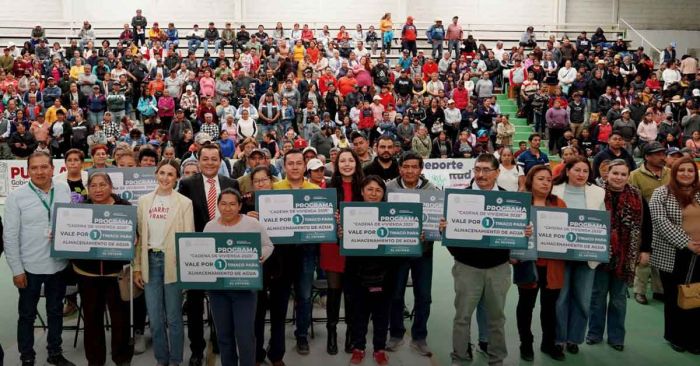 Entrega Juan Manuel Alonso tinacos por programa &quot;Cadena de Viviendas 2025&quot;