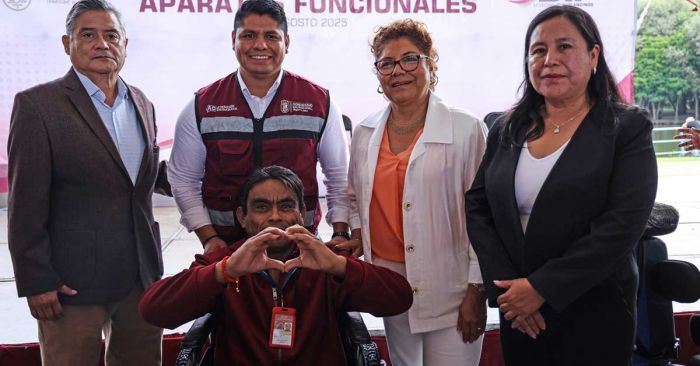 Encabeza Omar Muñoz aparatos funcionales a personas con discapacidad