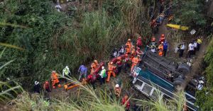 Cae autobús de puente en Guatemala; hay 40 muertos