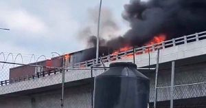Se incendia camión en el segundo piso de la México-Puebla