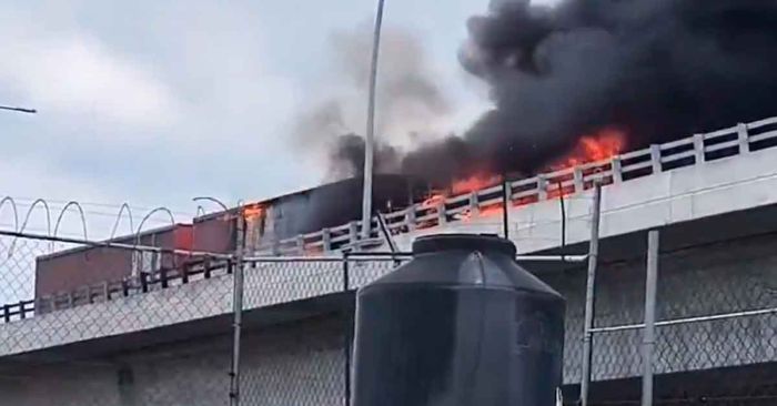 Se incendia camión en el segundo piso de la México-Puebla