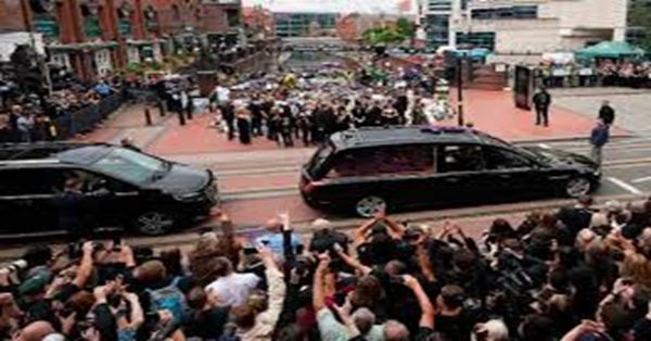 Despiden a Ozzy Osbourne en Birmingham, asisten miles de fan&aacute;ticos metaleros