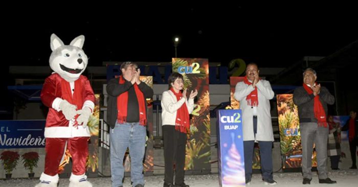 Enciende Rectora &aacute;rbol de navidad en CU2