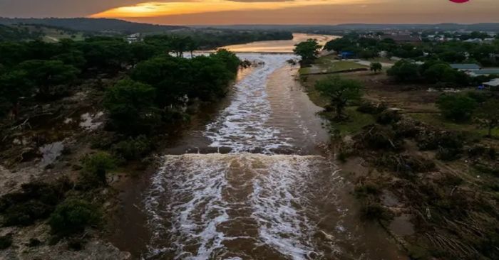 Aumenta a 90 la cifra de muertos en Texas por inundaciones