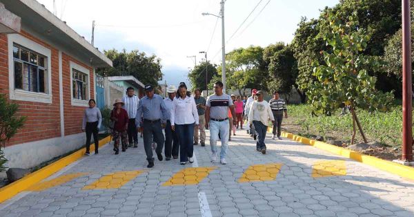 Entrega Ariadna Ayala pavimentaci&oacute;n en San Miguel Ayala