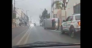 Vuelca camioneta en Camino Real
