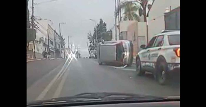 Vuelca camioneta en Camino Real