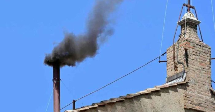 Arroja humo negro segunda fumata en el Vaticano
