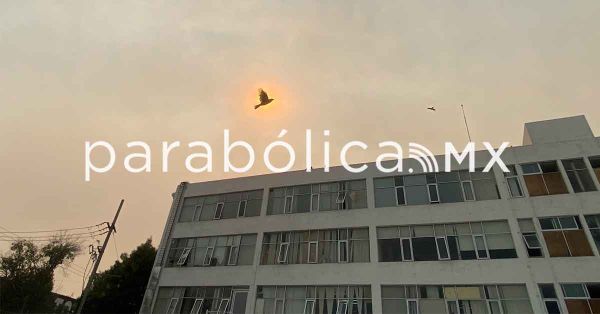 Pinta contaminaci&oacute;n el cielo naranja en Puebla