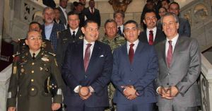 Arriba mando militar a Puebla; recibe respaldo de Armenta