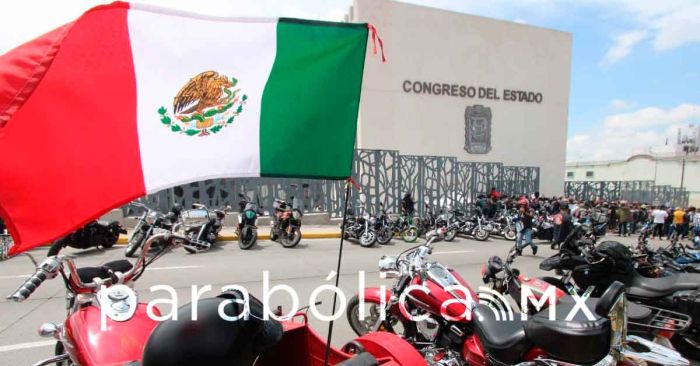 Mantienen motociclistas poblanos cerco en el Congreso