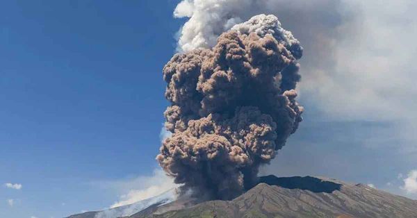 Entra en erupci&oacute;n el volc&aacute;n Etna; lanza columna de humo de 5 mil metros
