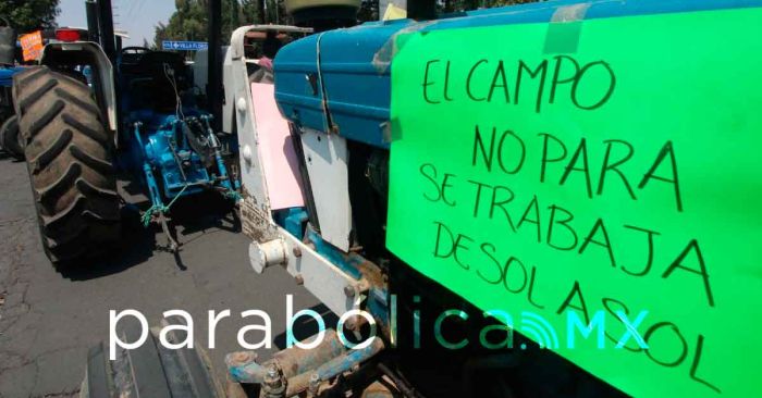 Exigen campesinos devolución del IEPS; sellan oficina del SATen Angelópolis