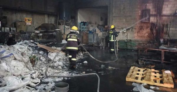 Se incendia bodega de pl&aacute;stico en la colonia Santa Catarina