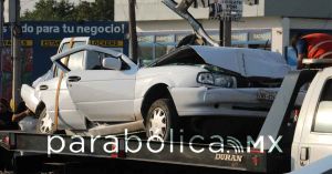 Aplasta revolvedora a un Tsuru en Chachapa; deja dos muertos