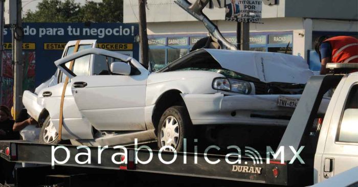 Aplasta revolvedora a un Tsuru en Chachapa; deja dos muertos