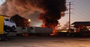 Se incendia recicladora en Coronango