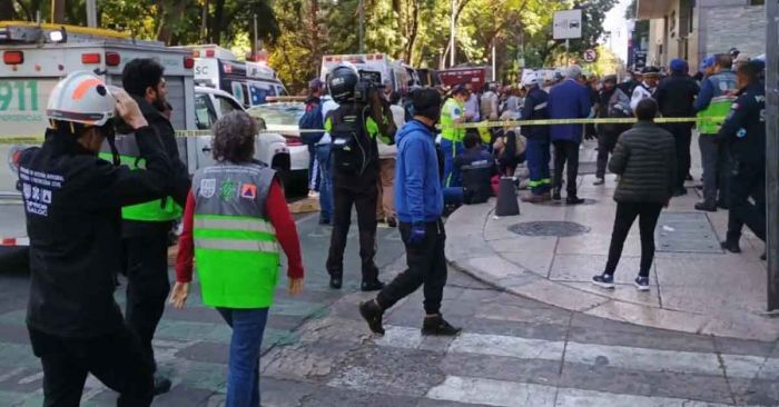 Evacúan a mil 500 personas por corto circuito en Paseo de la Reforma