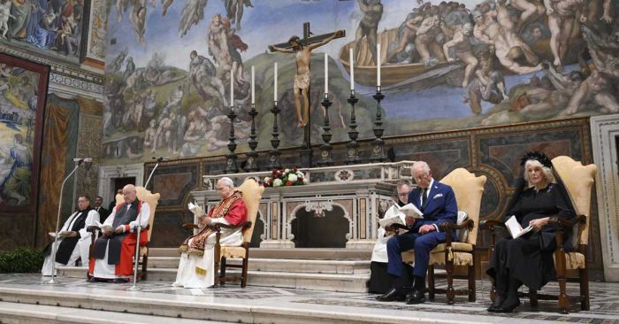 Rezan juntos León XIV y Carlos III en la Capilla Sixtina