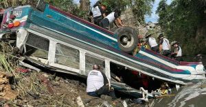 Sube a 55 muertos por accidente de autobús en Guatemala