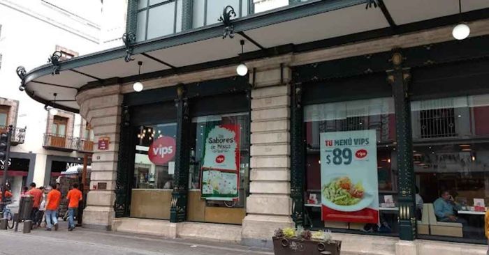 Vandaliza hombre en situación de calle VIPS; se quedó dormido al interior