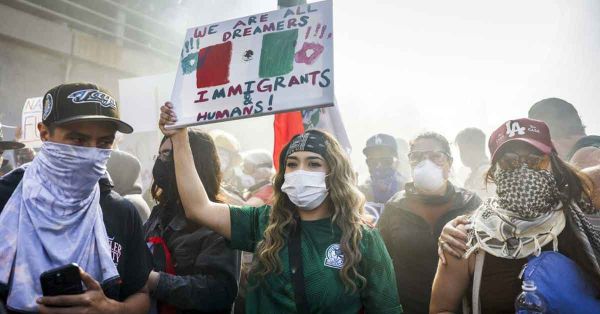 Contin&uacute;an protestas en Los &Aacute;ngeles vs redadas migratorias