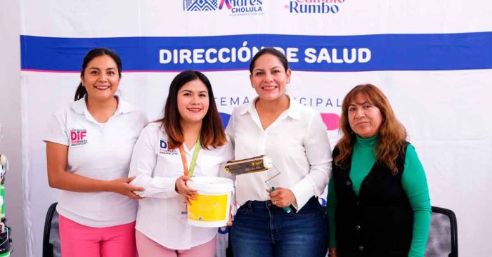 Entrega Lupita Cuautle kits médicos y de mantenimiento