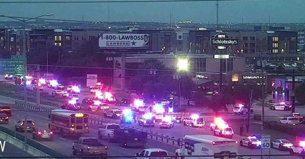 Suben a tres las muertes por tiroteo en centro de ICE en Dallas
