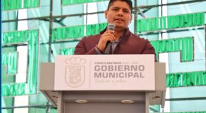 Entrega Omar Muñoz tinacos para disminuir carencias de las familias