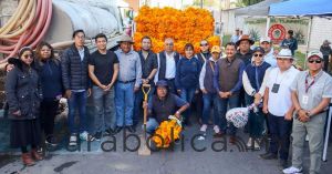 Entregan en San Pedro Cholula flores en panteones municipales