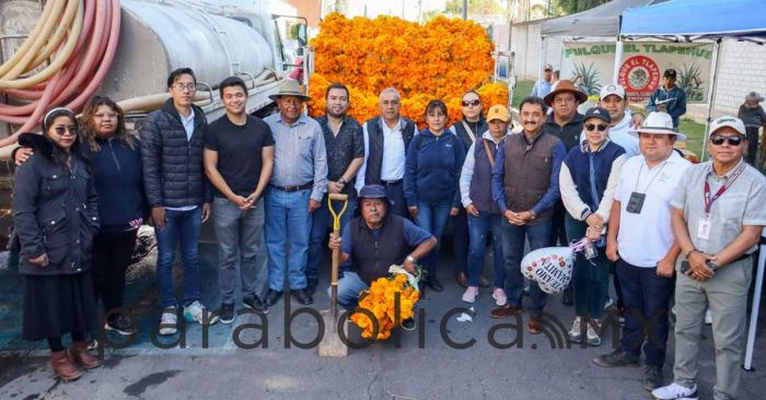Entregan en San Pedro Cholula flores en panteones municipales