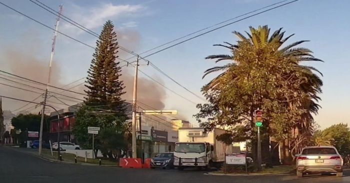 Sofocan bomberos un incendio en la colonia La Paz