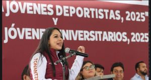 Entrega Tonantzin Fernández becas a jóvenes estudiantes y deportistas