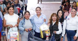 Entrega Lupita Cuautle kits a futuras mamás