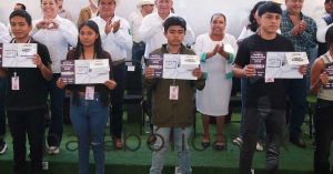 Entrega gobierno de Puebla 2 mil 749 becas para j&oacute;venes en Xicotepec