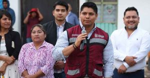 Entrega Omar Muñoz apoyos a familias afectadas por desbordamiento de río