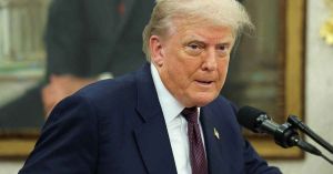 Plantea Trump aranceles del 100% a chips y semiconductores
