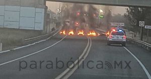 Bloquean la Tlaxcala-Puebla y queman maquinaria