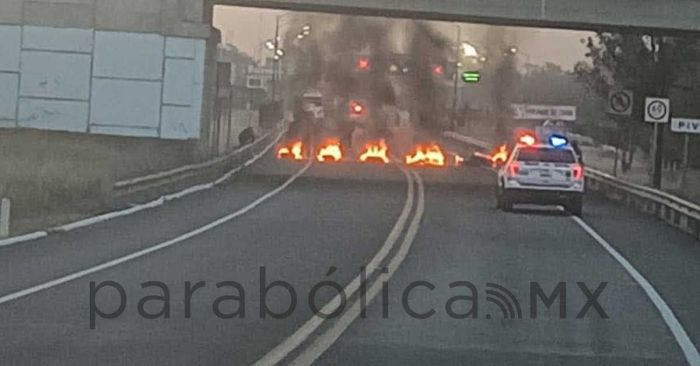 Bloquean la Tlaxcala-Puebla y queman maquinaria