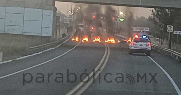 Bloquean la Tlaxcala-Puebla y queman maquinaria