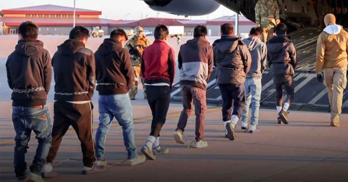 Inicia EE.UU. con vuelos de deportación; comparten foto de migrantes esposados