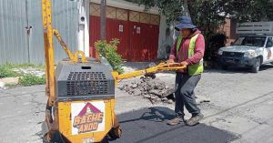 Mejoran vialidades en sur de la capital con campaña de bacheo