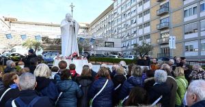 Pasa papa Francisco una “noche tranquila”; esperan resultados de tomografía